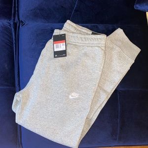 Brand new men’s Nike club joggers size L